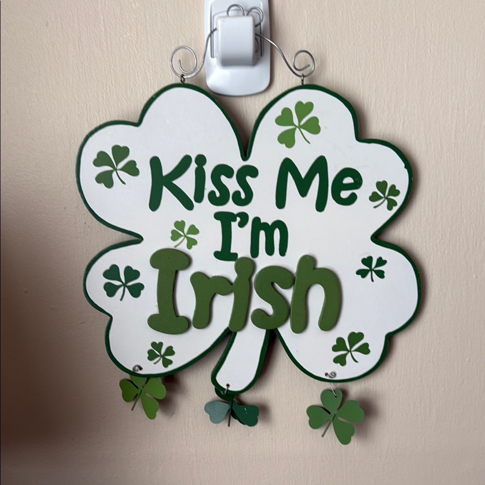 Green and White Shamrock Wall Decor